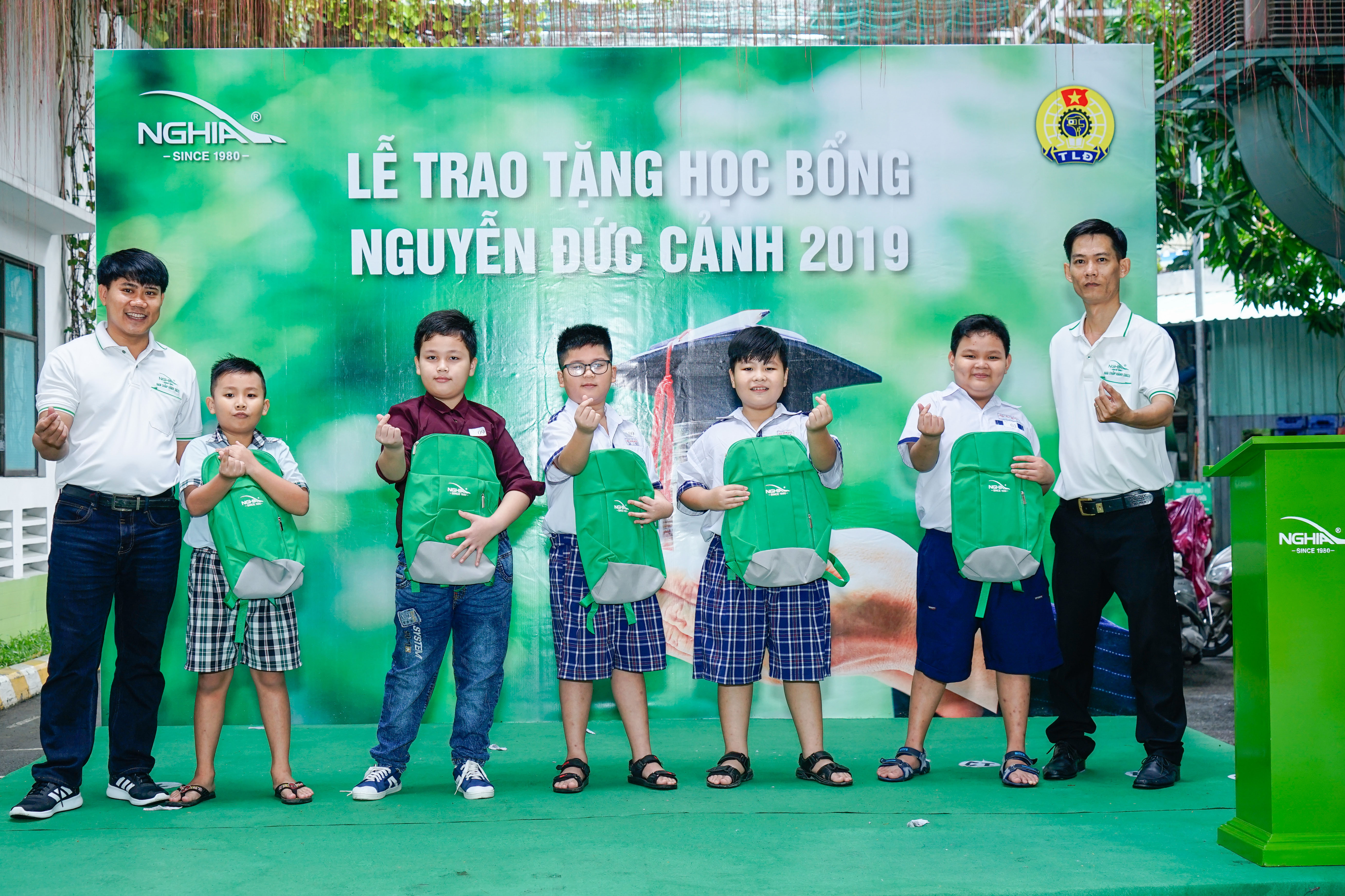 170 suat hoc bong nguyen duc canh duoc trao cho con cb cnv vuot kho_5.jpg
